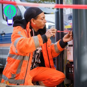 een man installeert een laadpaal