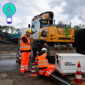 twee mannen staan op een emissievrije bouwplaats bij een enorme batterij