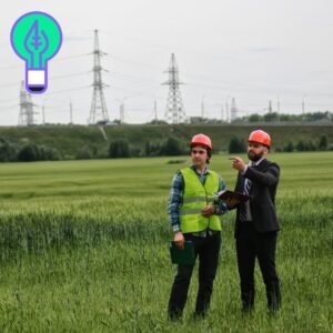 twee mannen staan in een veld en kijken in de verte