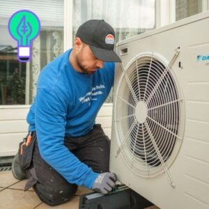 Installateur plaatst buitenunit